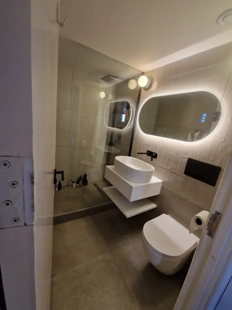 Nine ideas that make a small bathroom feel bigger